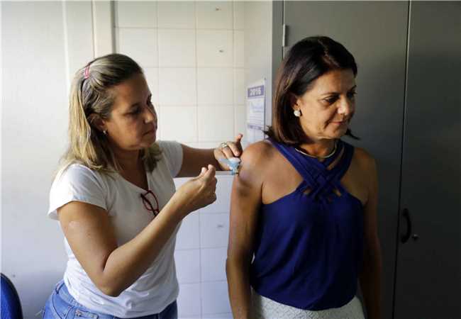 Professores são vacinados nas escolas públicas de Ilhéus